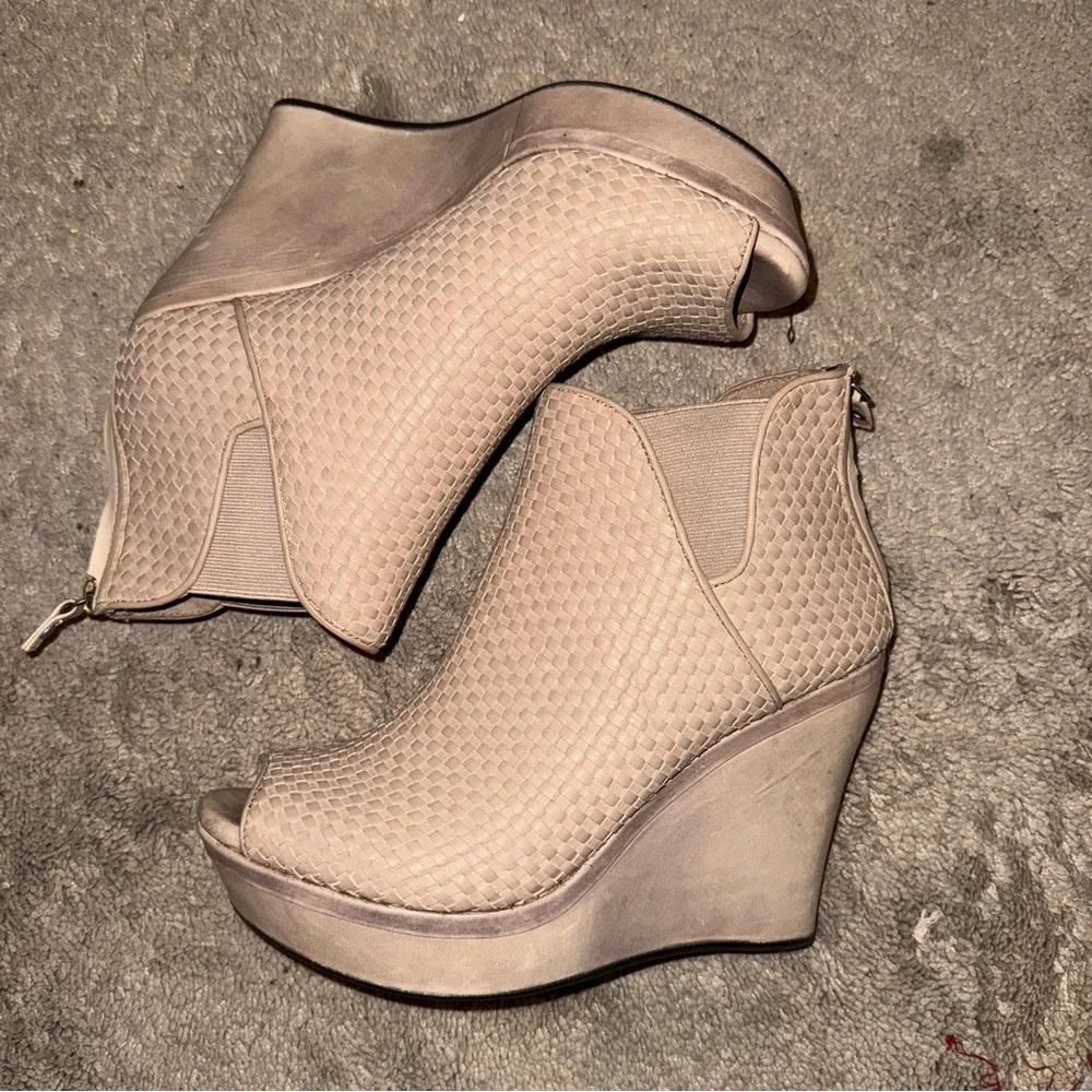 UGG‎ Textured Tan Wedge Booties